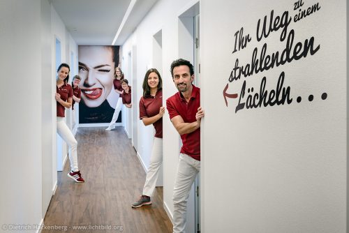 Ein dynamisches Teambild im Gang zu den Behandlungszimmern.